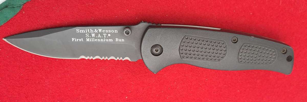 Black Smith & Wesson Performance R.O.C 440 -S.W.A.T First Millennium Run Folding Knife