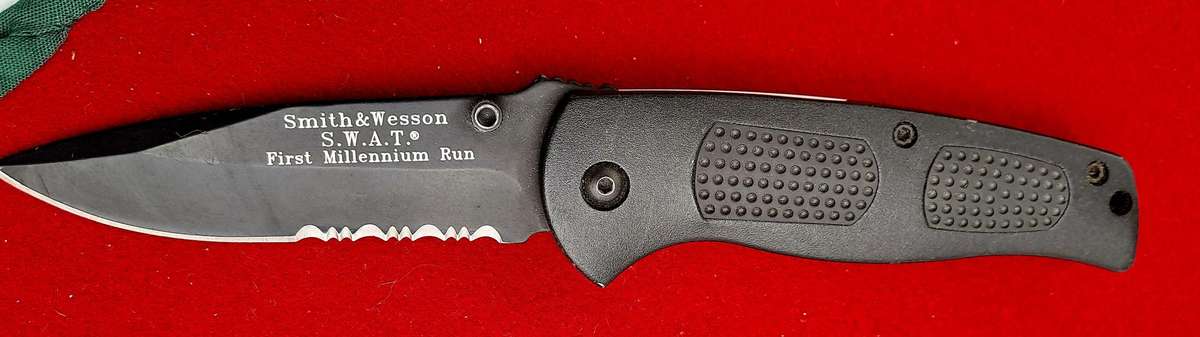 Black Smith & Wesson Performance R.O.C 440 -S.W.A.T First Millennium Run Folding Knife