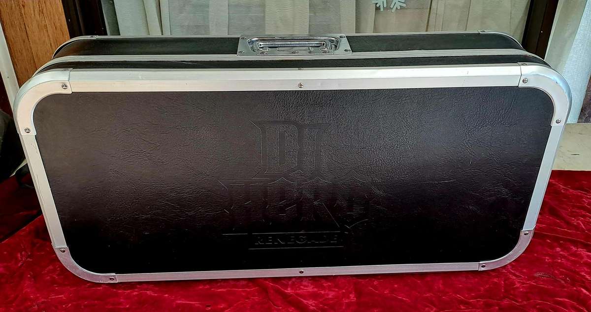 Nintendo Wii DJ Hero Renegade Edition  Complete Turntable Set Aluminium Case with legs