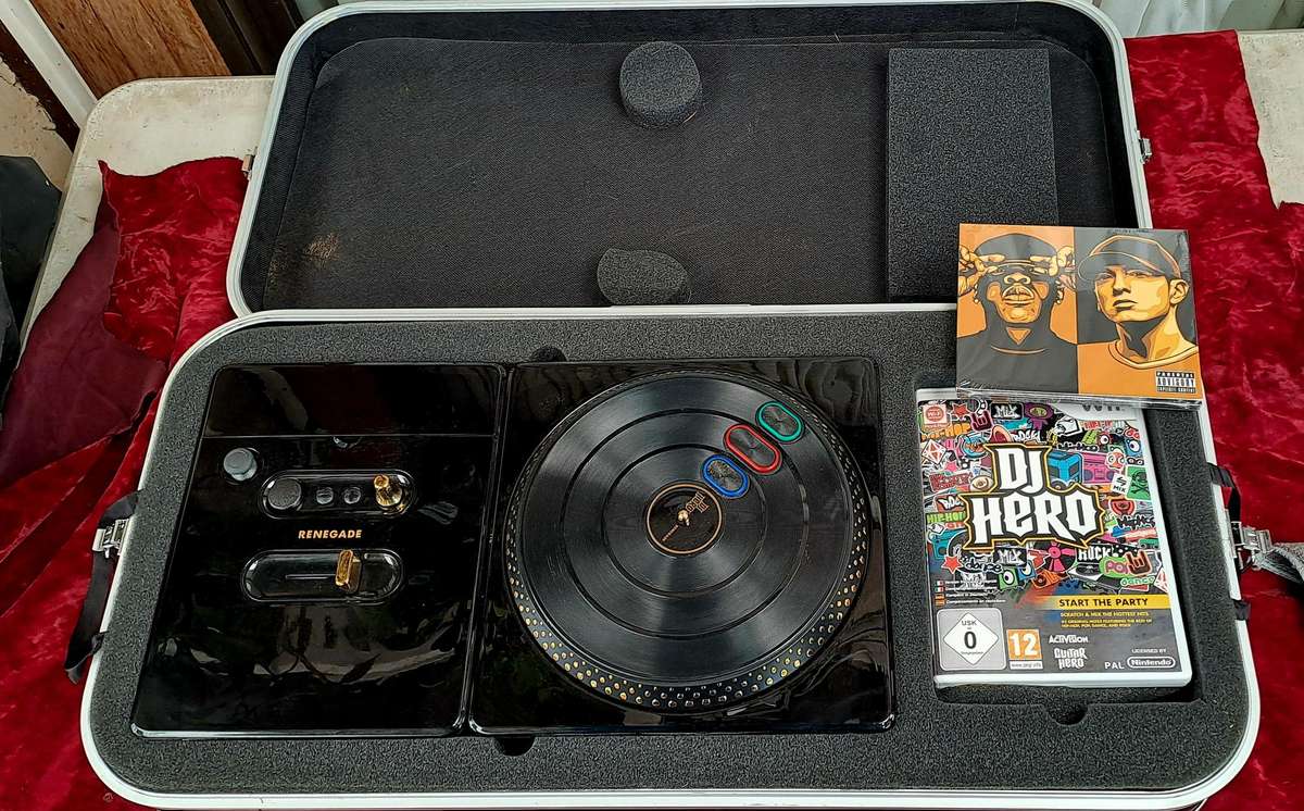 Nintendo Wii DJ Hero Renegade Edition  Complete Turntable Set Aluminium Case with legs
