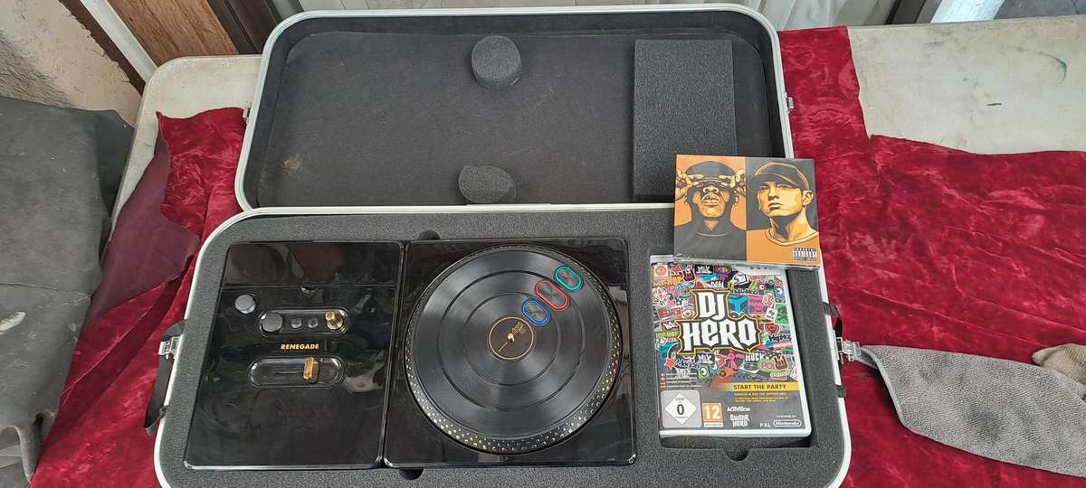 Nintendo Wii DJ Hero Renegade Edition  Complete Turntable Set Aluminium Case with legs