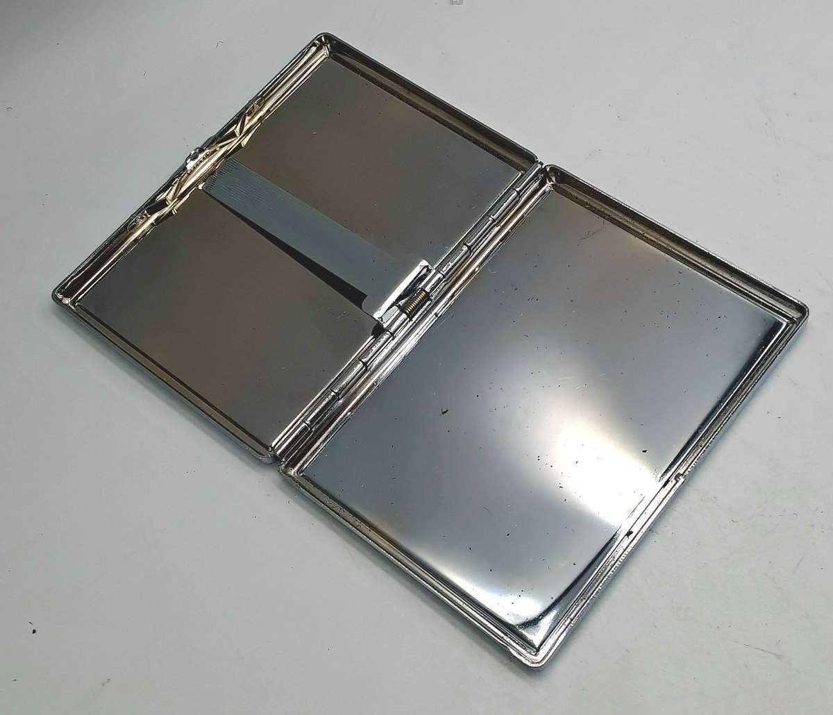 Vintage Cigarette Case - 12cm x 8,7cm x 1,7cm