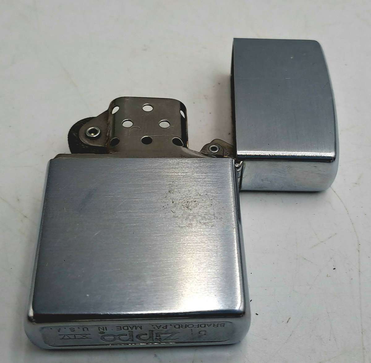 Vintage ZIPPO Lighter LANDROVER -great Spark need fluid Made in Bradford USA