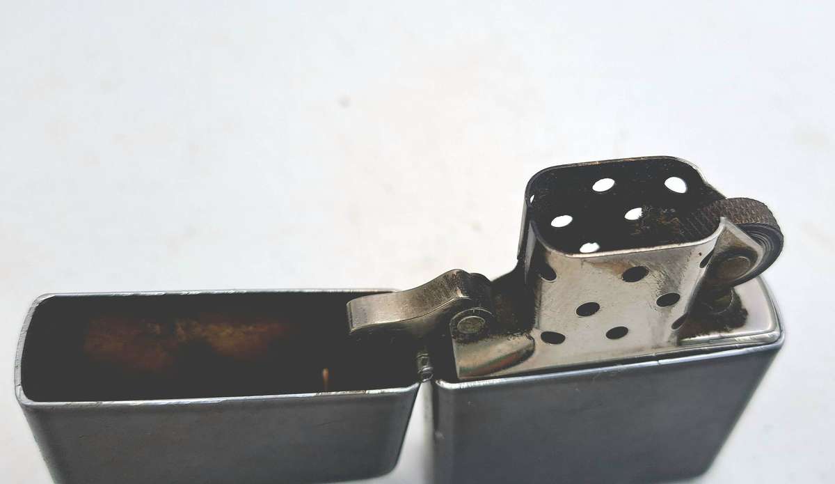 Vintage ZIPPO Lighter-great Spark need fluid Made in Bradford USA