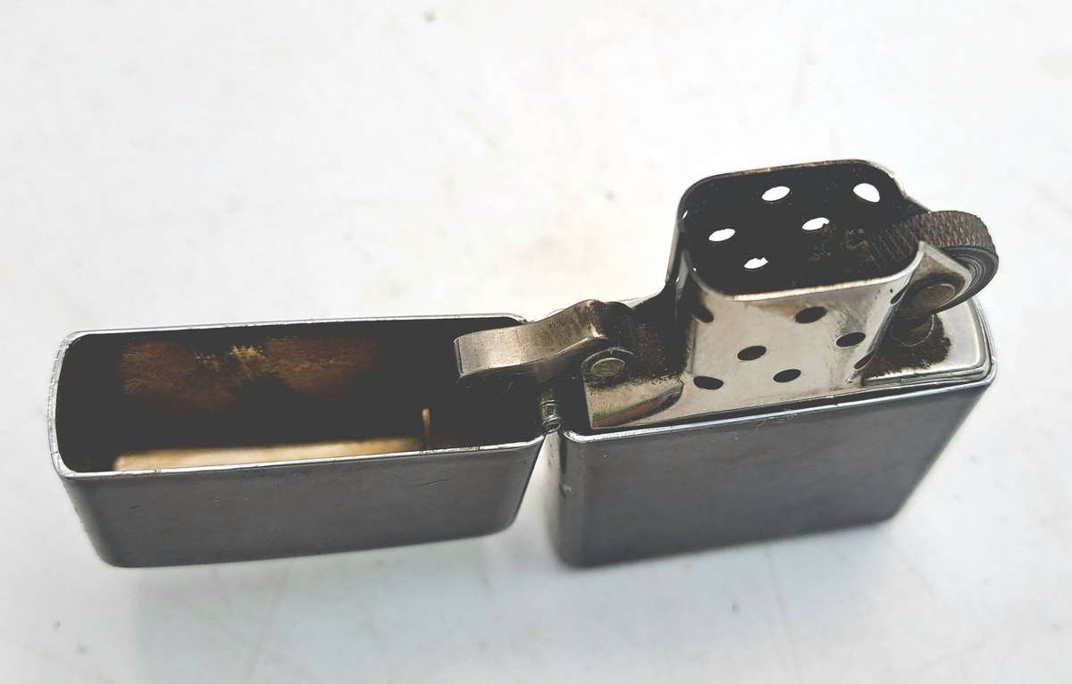 Vintage ZIPPO Lighter-great Spark need fluid Made in Bradford USA