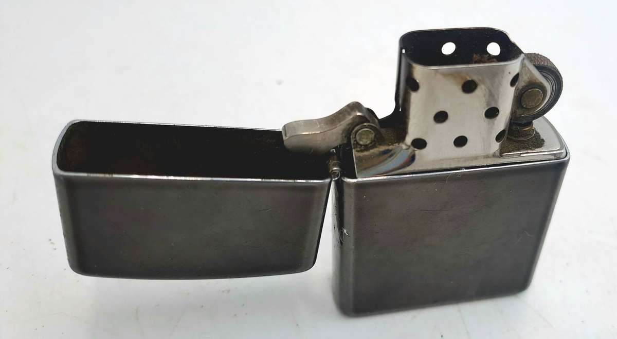 Vintage ZIPPO Lighter-great Spark need fluid Made in Bradford USA