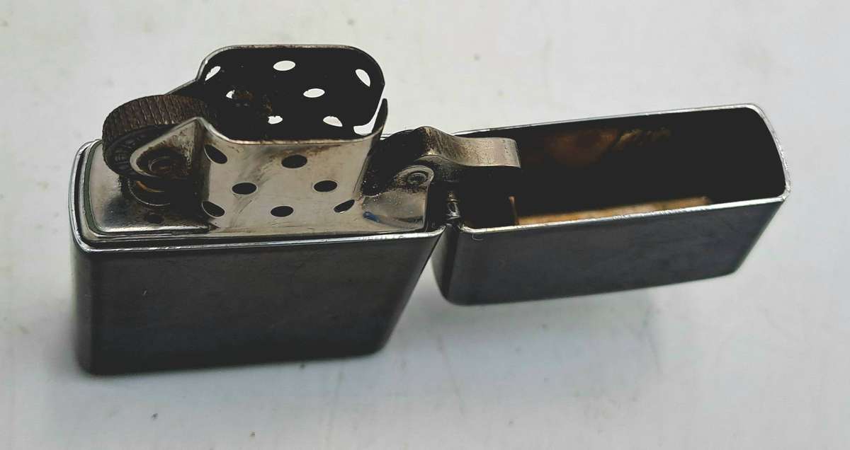 Vintage ZIPPO Lighter-great Spark need fluid Made in Bradford USA