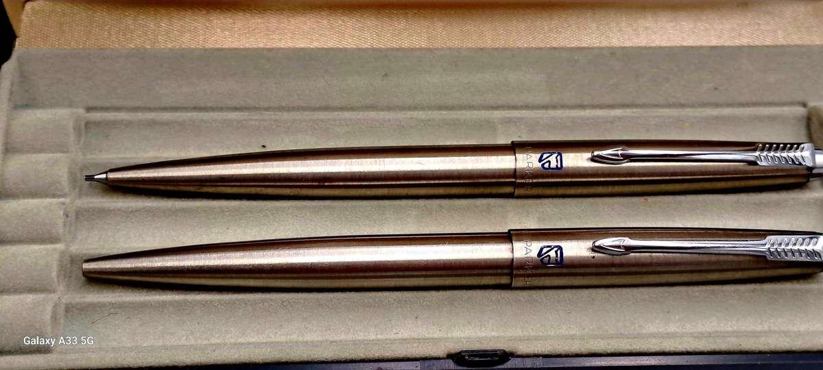 Pre-Owned 1982 Parker Roller ballpen and 0.5 Pencil set (the pencil have a blockage)-Branded