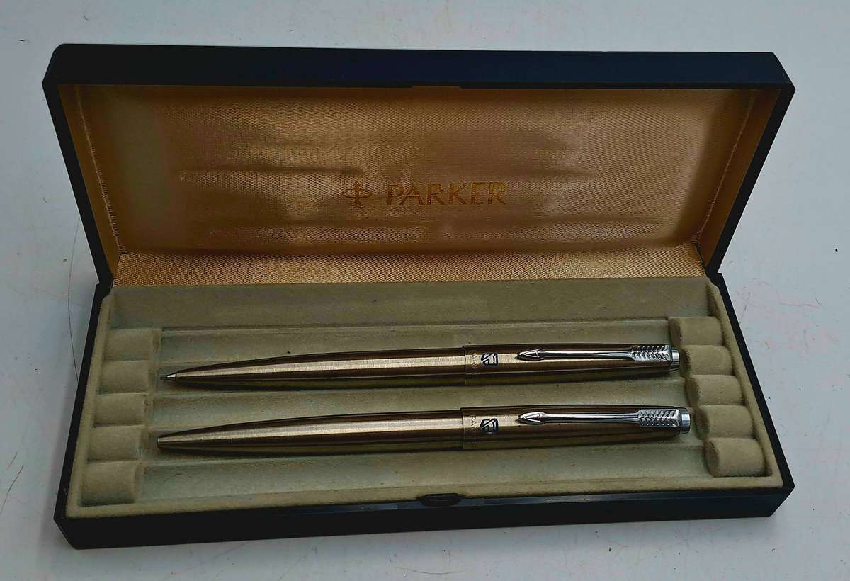Pre-Owned 1982 Parker Roller ballpen and 0.5 Pencil set (the pencil have a blockage)-Branded
