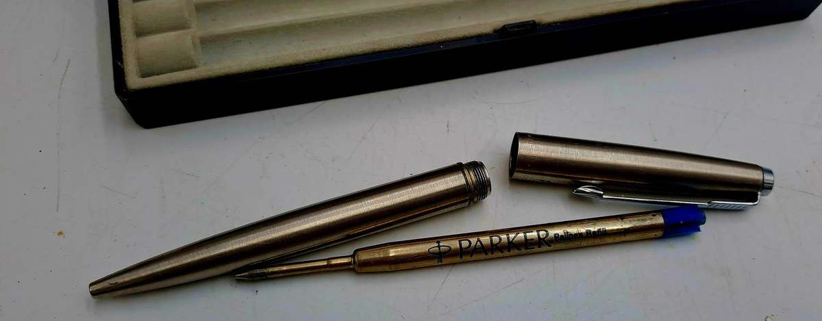Pre-Owned 1982 Parker Roller ballpen and 0.5 Pencil set (the pencil have a blockage)-Branded
