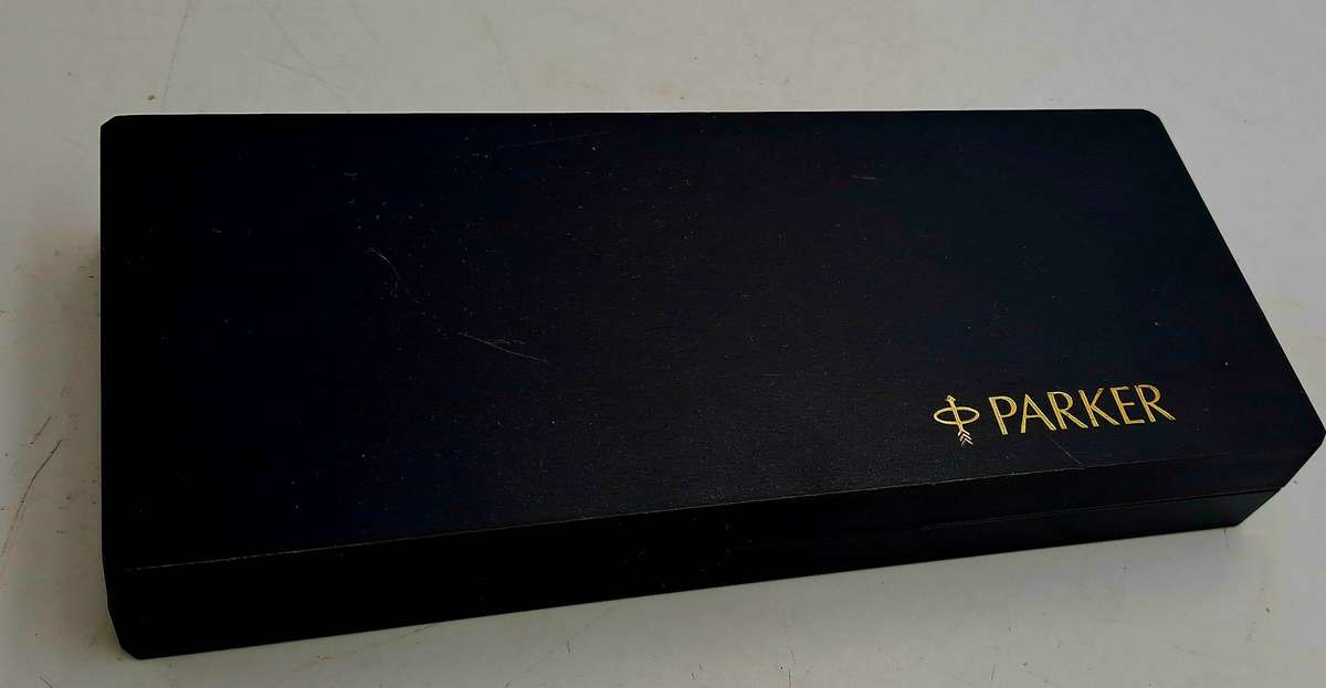 Pre-Owned 1982 Parker Roller ballpen and 0.5 Pencil set (the pencil have a blockage)-Branded