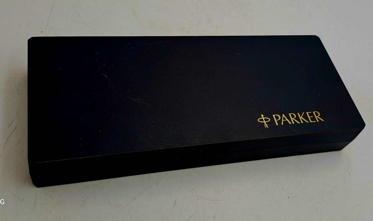 Pre-Owned 1982 Parker Roller ballpen and 0.5 Pencil set (the pencil have a blockage)-Branded