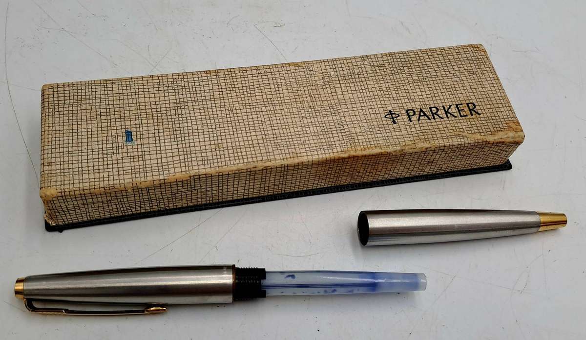 Pre-Owned Vintage Parker Fountain Pen Made in England ( Ink tested 2025/10/20)