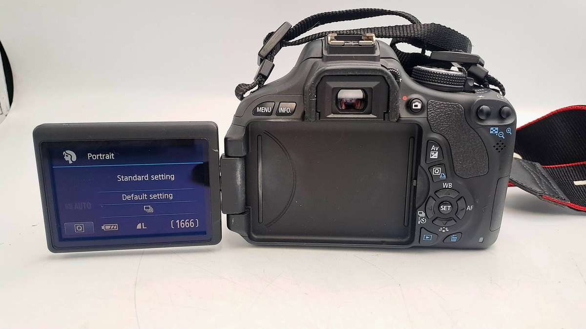 Pre-owned Canon EOS 600D Camera Combo with 55-250mm Zoom and 18-55mm Lenses