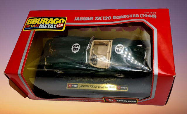 Burago 1.24 Jaguar XK 120 Roadster (1948) British Racing Green-Die-Cast