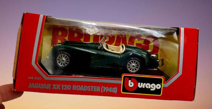 Burago 1.24 Jaguar XK 120 Roadster (1948) British Racing Green-Die-Cast