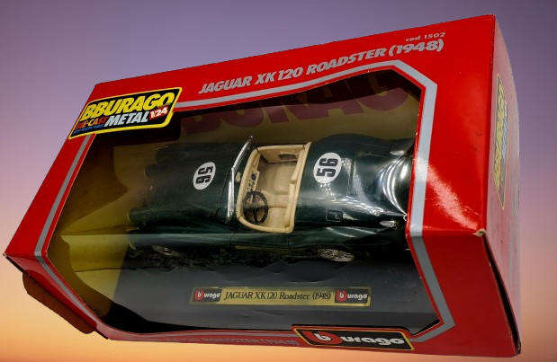 Burago 1.24 Jaguar XK 120 Roadster (1948) British Racing Green-Die-Cast