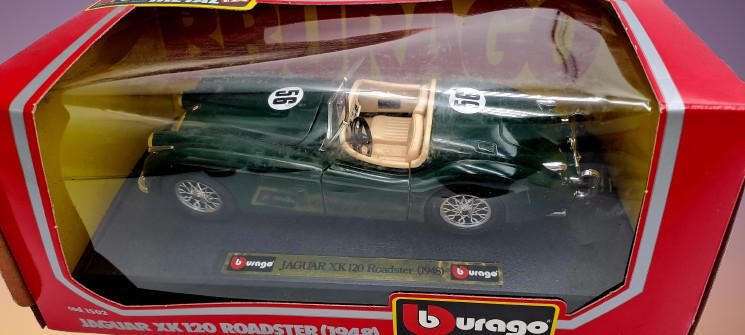 Burago 1.24 Jaguar XK 120 Roadster (1948) British Racing Green-Die-Cast