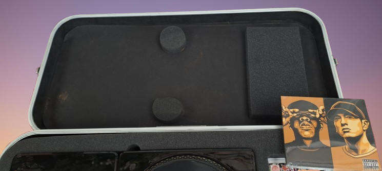 Nintendo Wii DJ Hero Renegade Edition  Complete Turntable Set Aluminium Case with legs