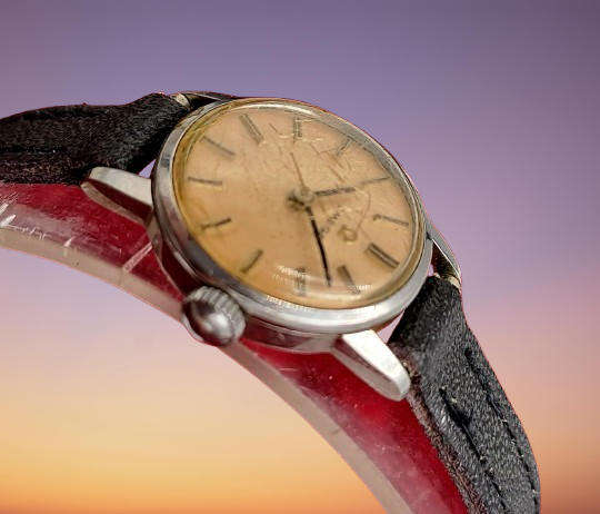 1960's Omega Ladies mechanical Watch (running sometimes- overwind ) 620 movement