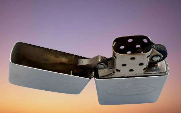 Vintage ZIPPO Lighter LANDROVER -great Spark need fluid Made in Bradford USA