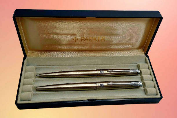Pre-Owned 1982 Parker Roller ballpen and 0.5 Pencil set (the pencil have a blockage)-Branded