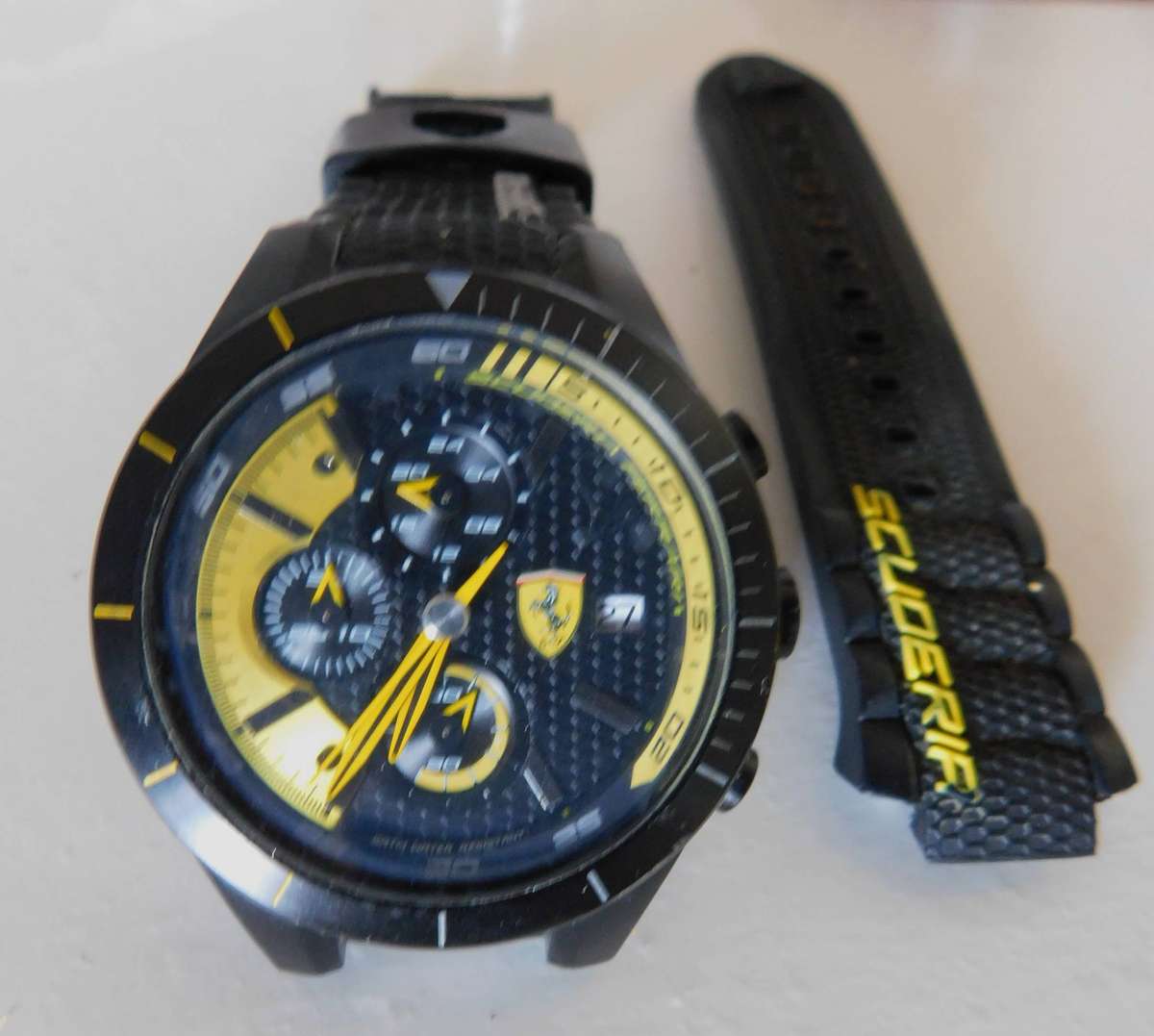 FERRARI YELLOW WATCH - full working order new battery - strap attach [WATCH]