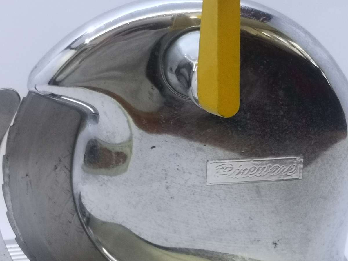 Pineware bread slicer