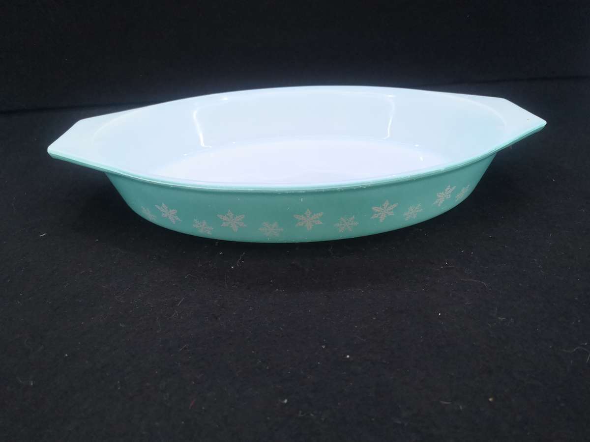 Pyrex turquois snowflake dish