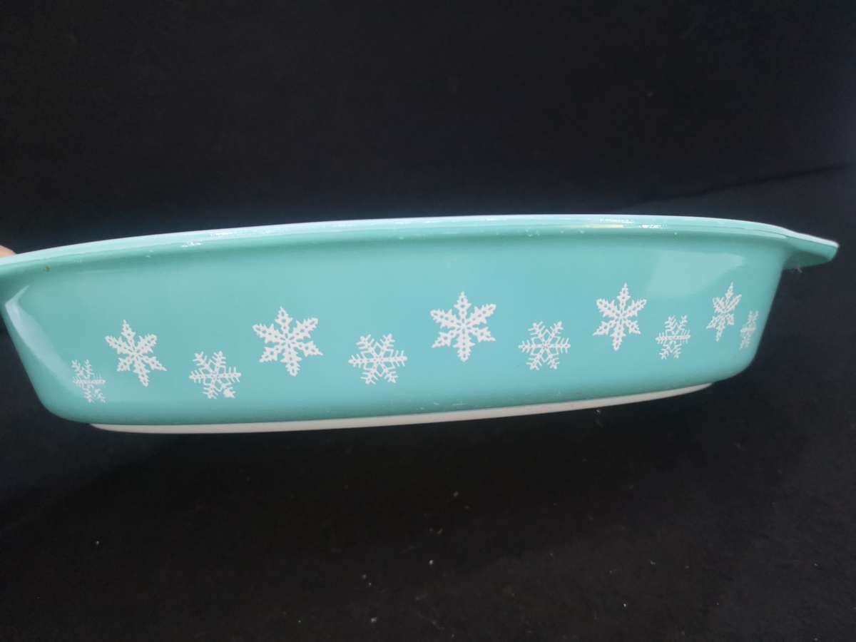 Pyrex turquois snowflake dish