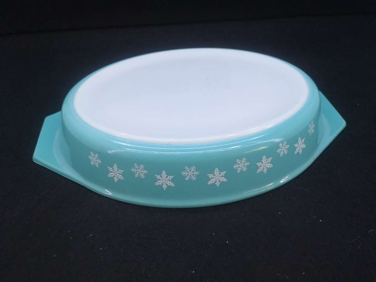 Pyrex turquois snowflake dish