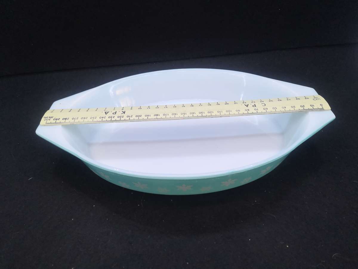 Pyrex turquois snowflake dish