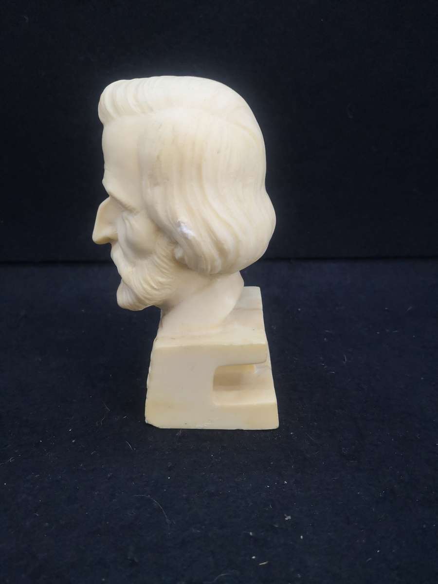 Verdi sculpture