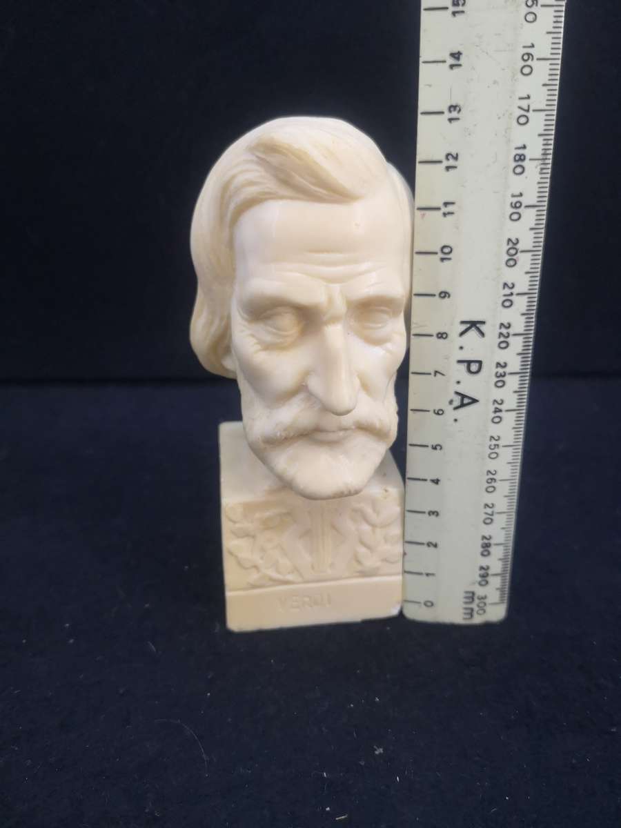 Verdi sculpture