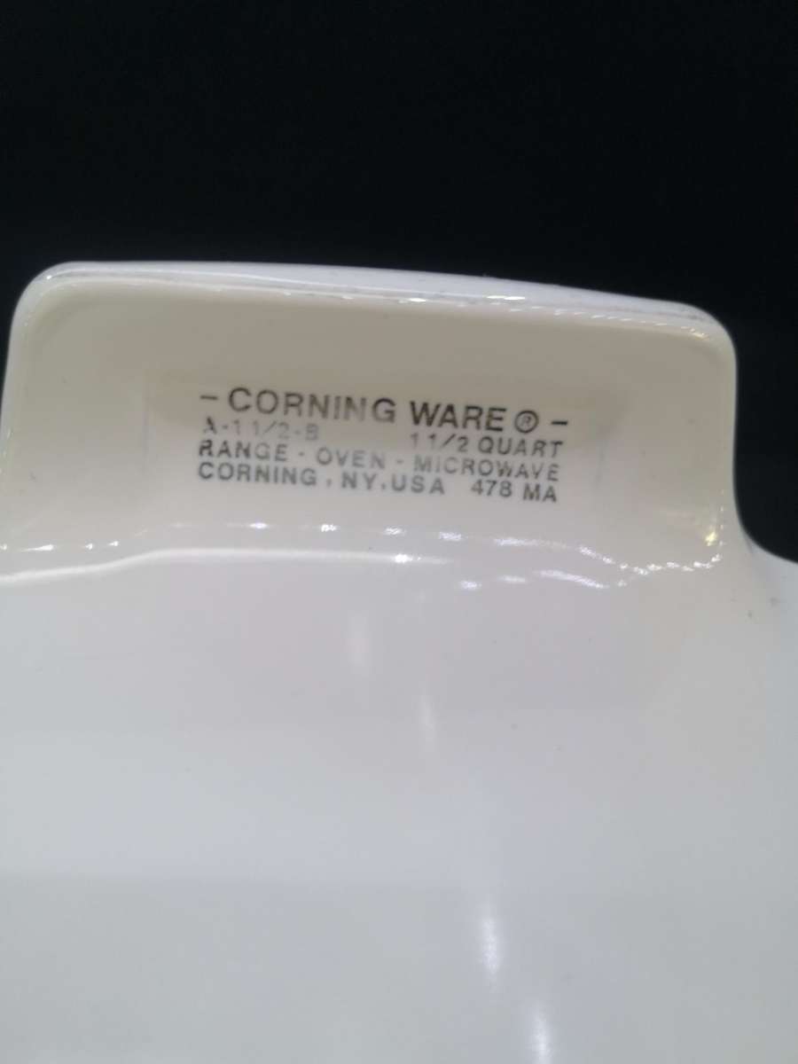 Vintage Corning Ware Blue cornflower with Pyrex lid