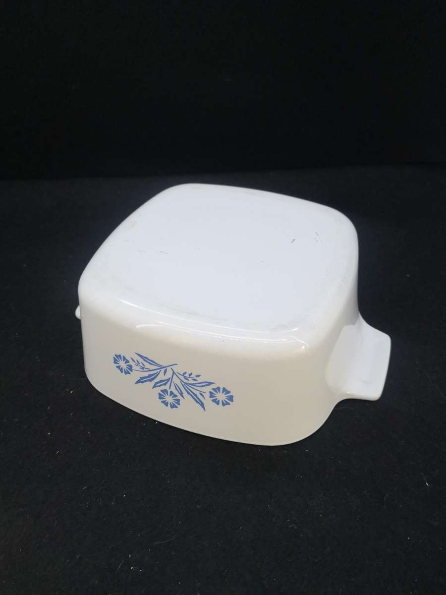 Vintage Corning Ware Blue cornflower with Pyrex lid