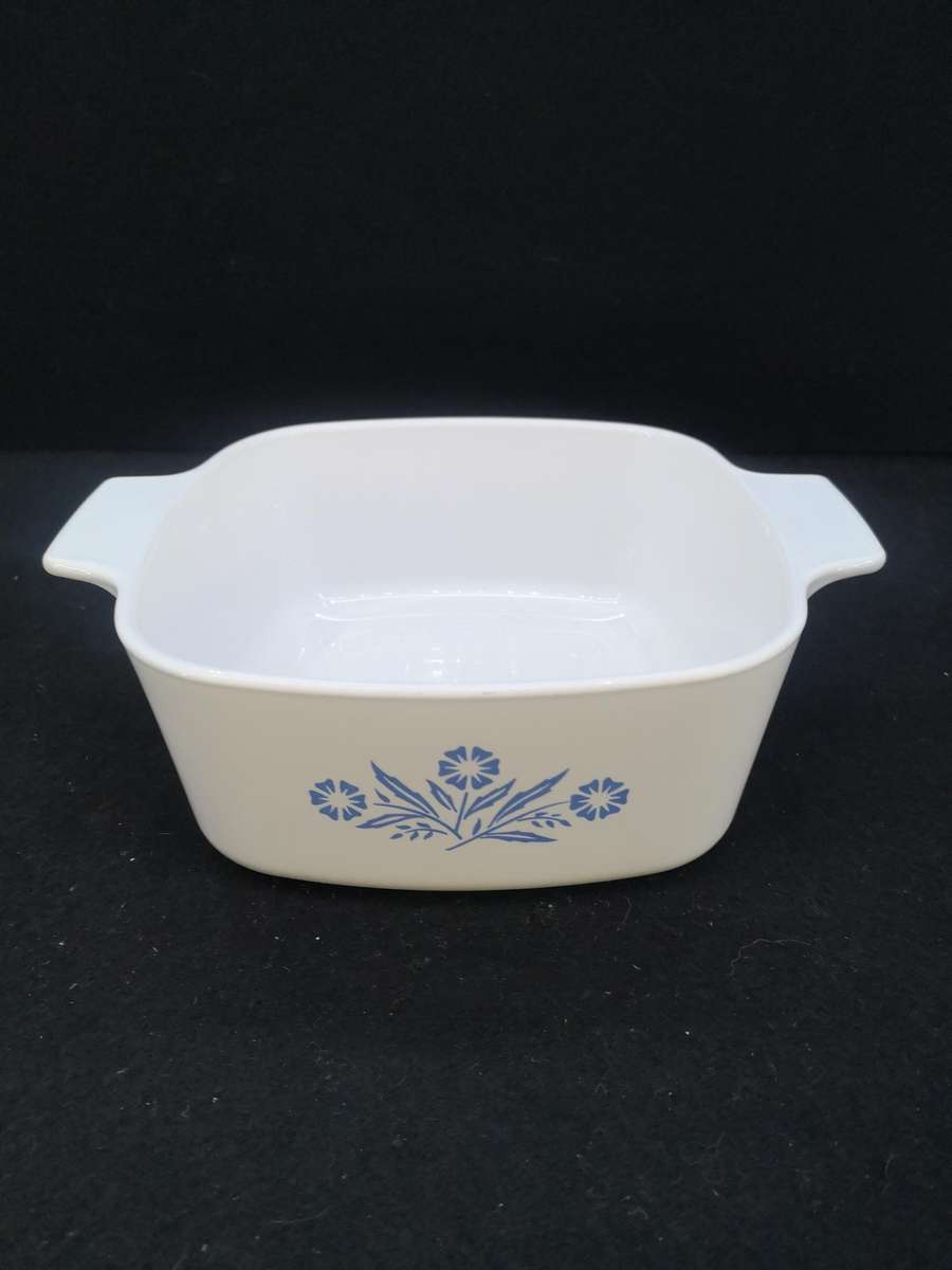 Vintage Corning Ware Blue cornflower with Pyrex lid
