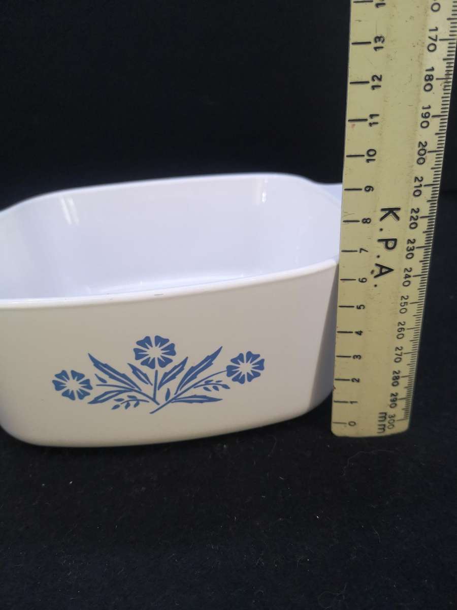 Vintage Corning Ware Blue cornflower with Pyrex lid