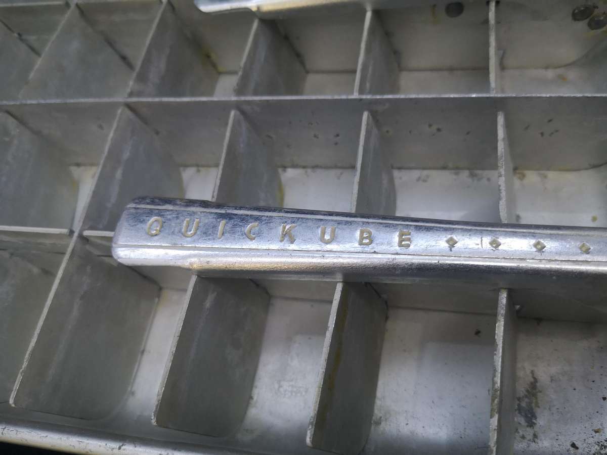 Quickube double ice tray