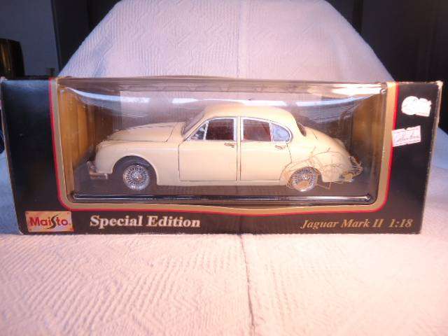 Maisto - 1959 Jaguar Mark II (right back small window)