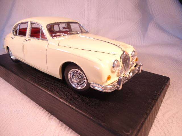 Maisto - 1959 Jaguar Mark II (right back small window)