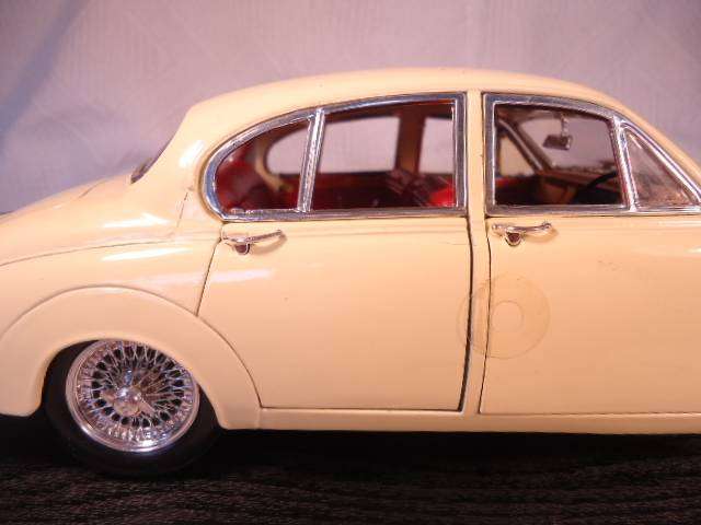Maisto - 1959 Jaguar Mark II (right back small window)