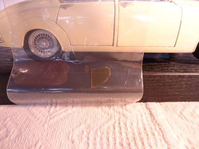 Maisto - 1959 Jaguar Mark II (right back small window)