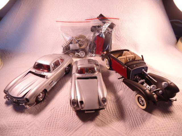 Unknown - Lot of 3 Plastic Models