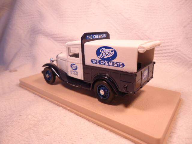 Eligor - Ford V8 Pickup - Bache - 1933  Boots - #1068
