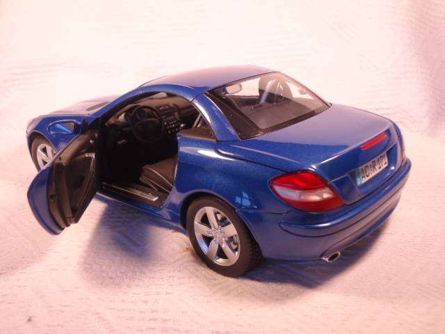 Minichamps - 2004 Mercedes-Benz SLK-Class with removeable roof - #100033131