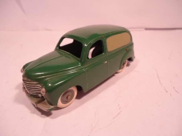 CIJ - RENAULT 800 kg COLORALE réf : 3/44 - verte - année 1950 - peu
