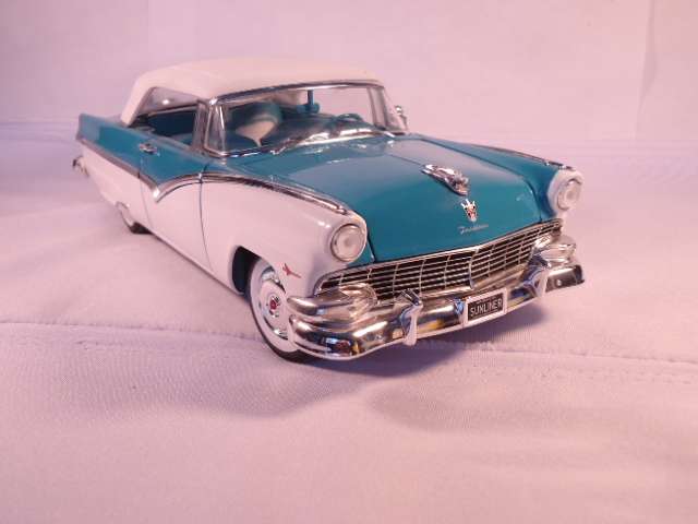 ERTL - 1955 Ford Sunliner