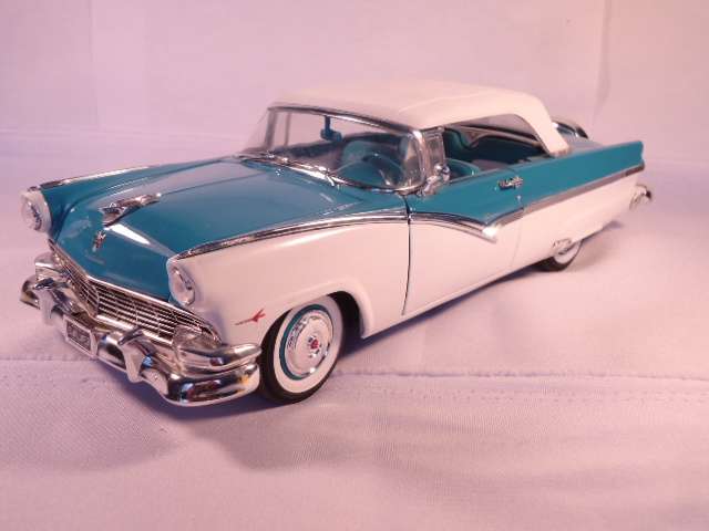 ERTL - 1955 Ford Sunliner