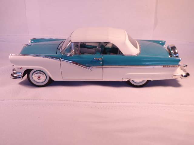 ERTL - 1955 Ford Sunliner